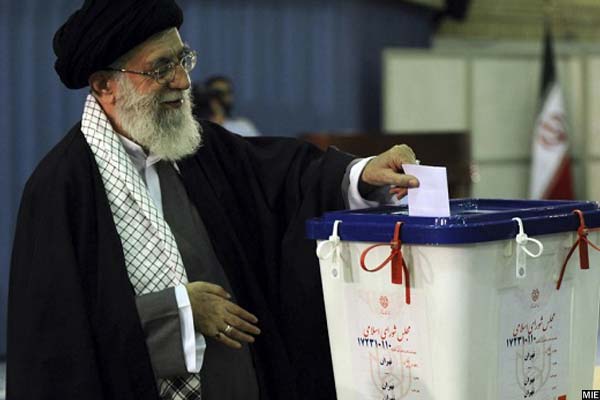 آیت الله علی خامنه‌ای رهبر ایران در جریان رای‌دهی انتخابات مجلس