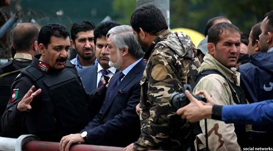 رییس اجراییه افغانستان، ساعاتی پس از وقوع حمله انتحاری از محل رویداد بازدید کرد