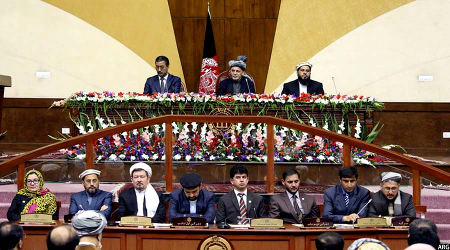 رییس مجلس سنا و نمایندگان افغانستان در کنار رییس جمهوری این کشور