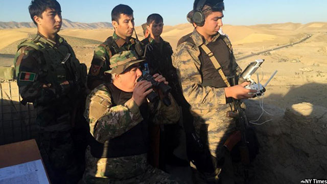 جنرال دوستم معاون نخست ریاست جمهوری افغانستان درجریان رهبری یکی از نبردها در شمال افغانستان