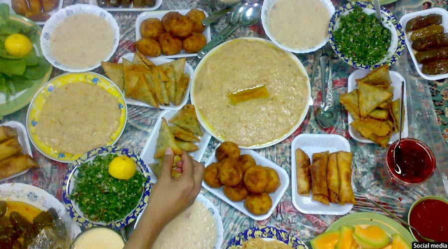 یکی از سفره های رمضانی افغان ها