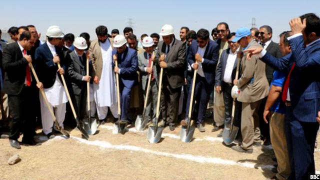 مقام های وزارت انرژی و آب حین افتتاح اولین نیروگاه خورشیدی و بادی در ولایت هرات