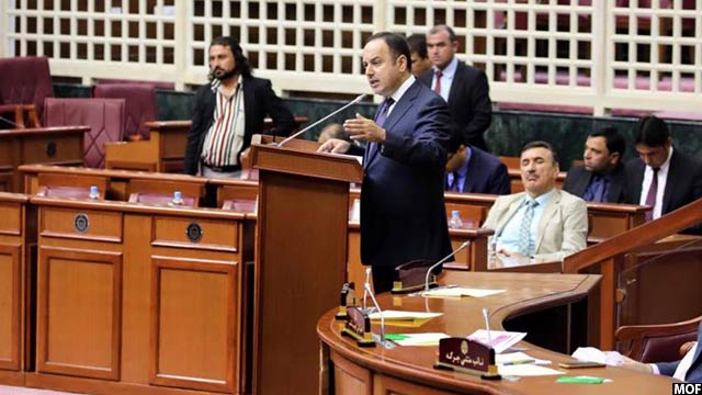 اکلیل حکیمی، وزیر مالیه افغانستان در پارلمان این کشور