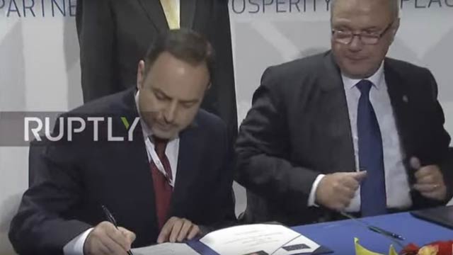 وزیر مالیه افغانستان حین امضای...در حاشیه کنفرانس بروکسل