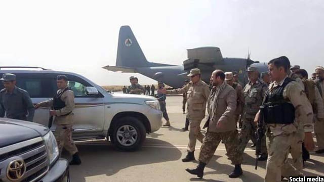 مقامات ارشد نظامی افغانستان پس از بازپس‌گیری شهر قندز از دست طالبان به این ولایت سفر کردند