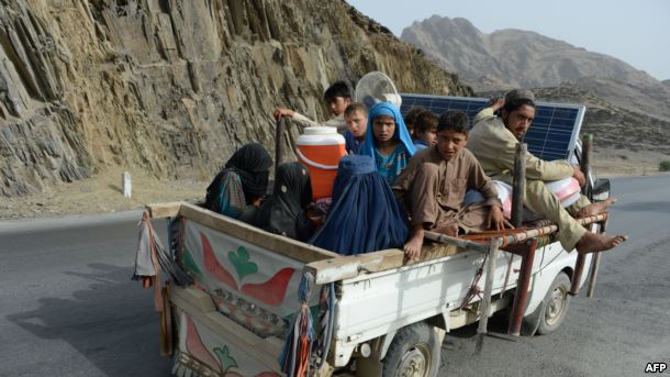 مقام‌های افغانستان و سازمان‌های بشردوستانه با ابراز نگرانی از افزایش تعداد خانواده‌های آواره در سراسر این کشور، گفته‌اند که این آوارگی‌ها بر زندگی زنان و کودکان تأثیر گذاشته است