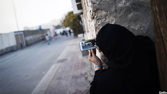 زن بحرینی در جریان گرفتن فلم از درگیری پولیس زد شورش با مخاطبان اش