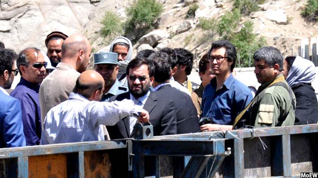 وزیر انرژی و آب افغانستان حین دیدن بند شاه و عروسِ کابل