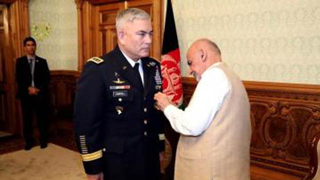 جریان اعطای مدال غازی محمد اکبر خان به جنرال کمبل