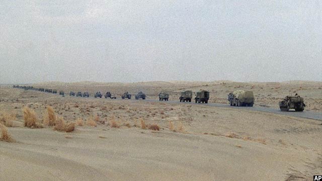کاروان موترهای نظامی اتحاد جماهیر شوروی در حال بیرون شدن از افغانستان، 7 فبروری 1989