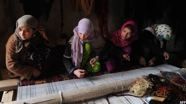 علاوه بر درآمد اندک قالی بافی، عوارض جانبی آن برای بهداشت و سلامت زندگی افراد شاغل در تولید قالین به شدت بالا است