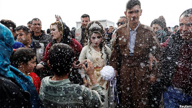 نمایی از عروسی زوج عراقی در یکی از کمپ های مهاجرین. تصویر از رویترز / عکاس زهره بینسیمرا