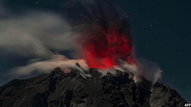     کوه آتش فشانی سینابونگ در شهر کاروی اندونیزی که در شب هنگام منفجر شده است. تصویر از AFP