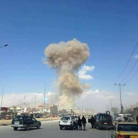 لحضات نخست وقوع انفجار در دروازه ورودی حوزه ششم امنیتی پولیس کابل / عکس: رسانه‌های اجتماعی