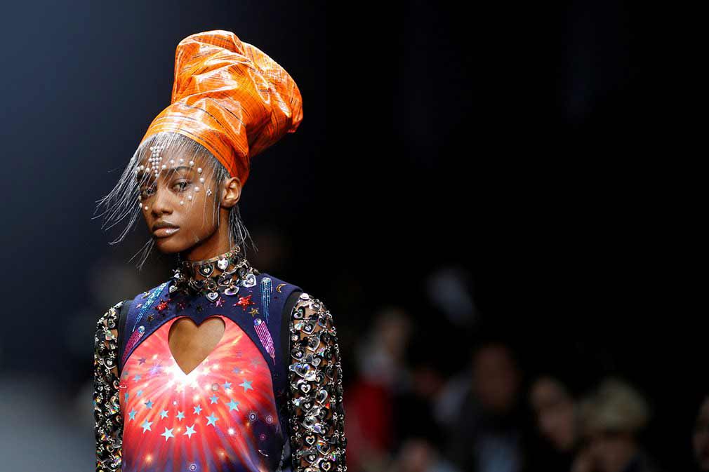 یکی از مدل‌ها در حال نمایش دادن جدیدترین دیزاین لباس در نمایش هفته فیشن پاریس که توسط طراح هندی طراحی شده است. تصویر از Reuters
