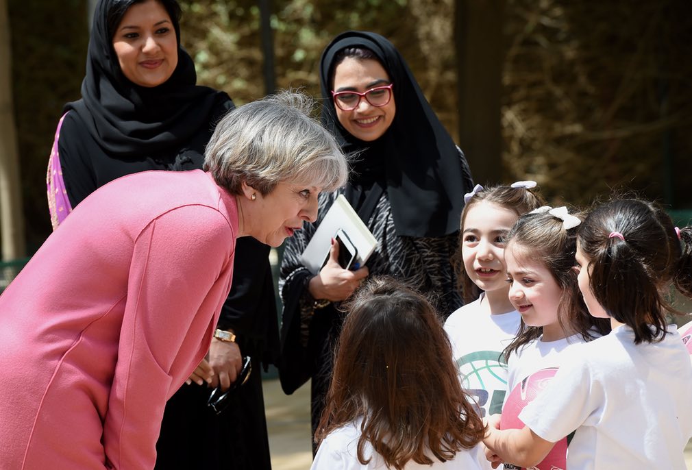 ترزا می نخست وزیر انگلستان در جریان صحبت با دختران خردسال عرب در یکی از بازی‌های باسکت‌بال. این تصویر را فیض نورالدین در مقر کمیته المپیک عربستان گرفته است / عکس: آژانس خبری فرانسه
