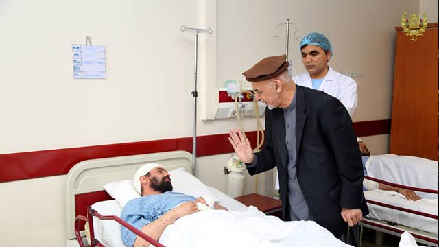 عیادت رییس جمهور افغانستان از زخمیان حمله تروریستی در کابل