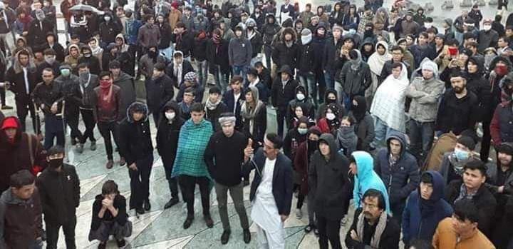 شب گذشته(یک‌شنبه شب، 20 عقرب) صدها تن از شهروندان هزاره‌ کابل، برای دادخواهی از حملات اخیر طالبان، خود را به نزدیکی ارگ ریاست جمهوری افغانستان رساندند و خواستار رسیدگی به فجایع انسانی در مناطق هزاره‌نشین شدند