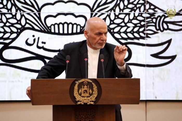 محمداشرف غنی، رئیس‌جمهوری اسلامی افغانستان در برنامه اختتامیه‌ی کنفرانس ملی معادن با ناکام‌خواندن دولت پیشین در بخش معادن گفت که دلیل این‌که طی چهار سال قراردادی اعطا نشده، این بوده است که قراردادی قابل اعطا در این بخش وجود نداشت
