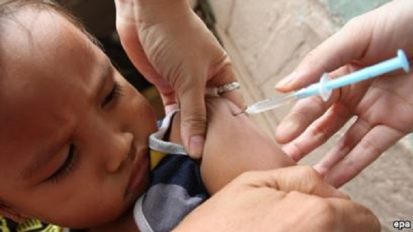 واکسیناسیون در واقع مهم‌ترین اقدام در کاهش حساسیت میزبان، نسبت به یک بیماری عفونی است که همانا نوعی ایمن‌سازی فعال بوده و دارای فواید شایانی است