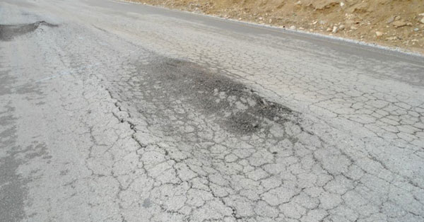  بسیاری‌ از جاده‌های افغانستان به ‌صورت غیرمعیاری توسط شرکت‌های غیرفنی و کم‌تجربه ساخته شده‌ و طبق معیارهای جاده‌ای جهان نمی‌باشد