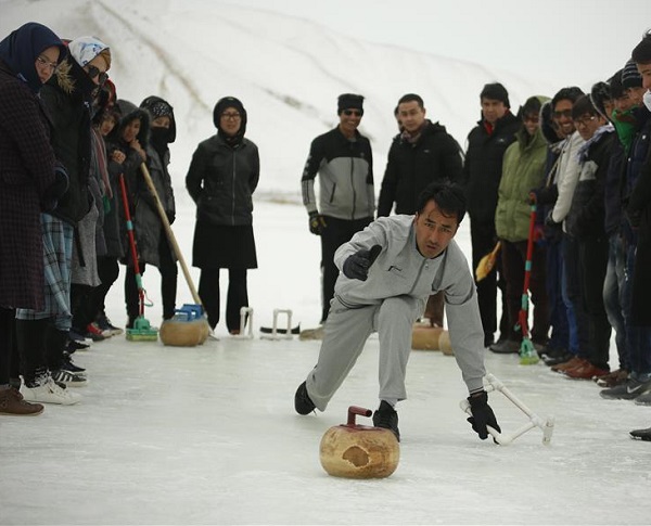 کرلینگ ورزشی است که با هُل دادن سنگ‌ها روی صفحاتِ یخی انجام می‌شود