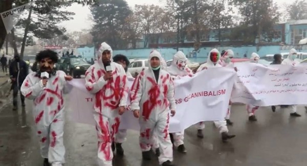 روز گذشته دوشنبه(20 حوت) شماری از فعالان جامعه‌ی مدنی در کابل در یک حرکت اعتراضی، با نمایش با پوشیدن نقاب "زامبیا" در برابر سفارت‌های پاکستان و ایران، از این کشورها به ویژه از پاکستان خواستند که دیگر از گروه‌های هراس‌افگن که دست به خون‌ریزی، انتحار و انفجار می‌زنند، پشتیبانی نکنند