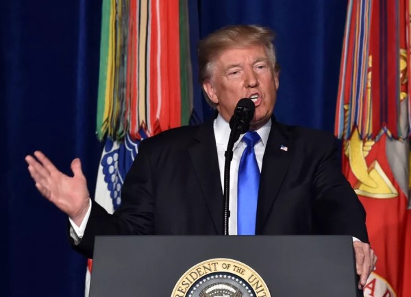رییس جمهور ترامپ در جریان سخنرانی اش برای ملت در صالون مایر هندرسن در ارلینگتون ورجنیا به تاریخ 21 اگست 2017. او از ادامه جنگ و امید او از یک توافق صلح با طالبان 