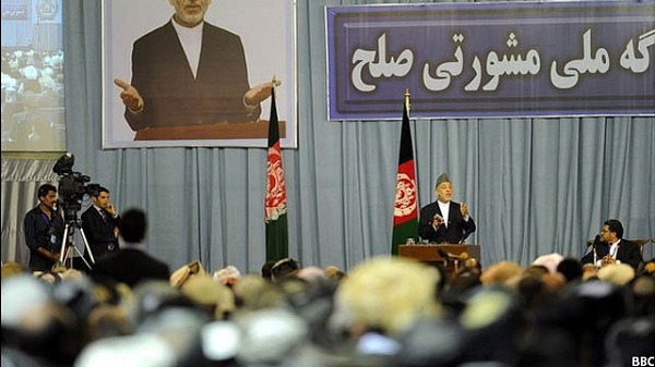 حامد کرزی رییس حمهور پیش قبلی افغانستان در جریان سخن‌رانی در یکی از جرگه‌های مشورتی صلح در این کشور