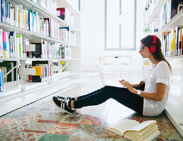 گوش دادن به موسیقی می‌تواند به بالا بردن روحیه شما و ترغیب شما به مطالعه موثرتر و طولانی‌تر کمک کند