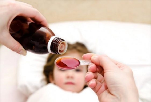 * از استامینوفن یا ایبوپروفن برای پایین آوردن تب استفاده کنید. در مورد دوز مناسب برای فرزندتان با داکترتان مشورت کنید. 