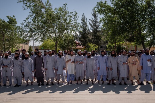 زندانیان طالب قبل از آزادی در ماه می سال 2020 در پایگاه نظامی بگرام در افغانستان صف بسته اند. جیم هویلبروک برای نیویورک تایمز
