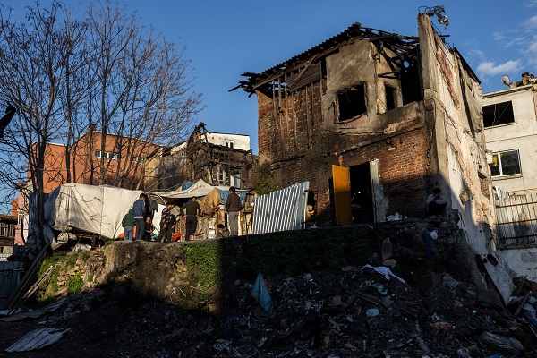 بیست و هشت مهاجر افغان در خانه‌ای متروک در یکی از قدیمی‌ترین مناطق استانبول زندگی می‌کنند.