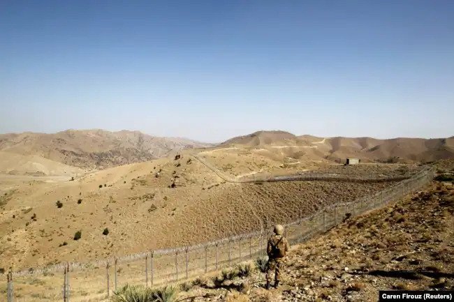 یک سرباز در امتداد حصار مرزی، بیرون از پاسگاه کیتون در مرز با افغانستان در وزیرستان شمالی نگهبانی می دهد.