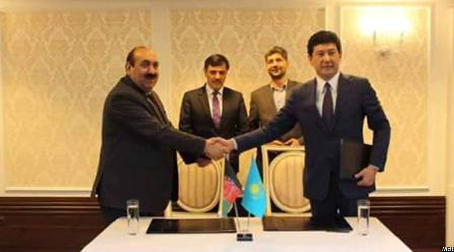 تصویری از امضای قرارداد خرید انترنت از قزاقستان برای افغانستان