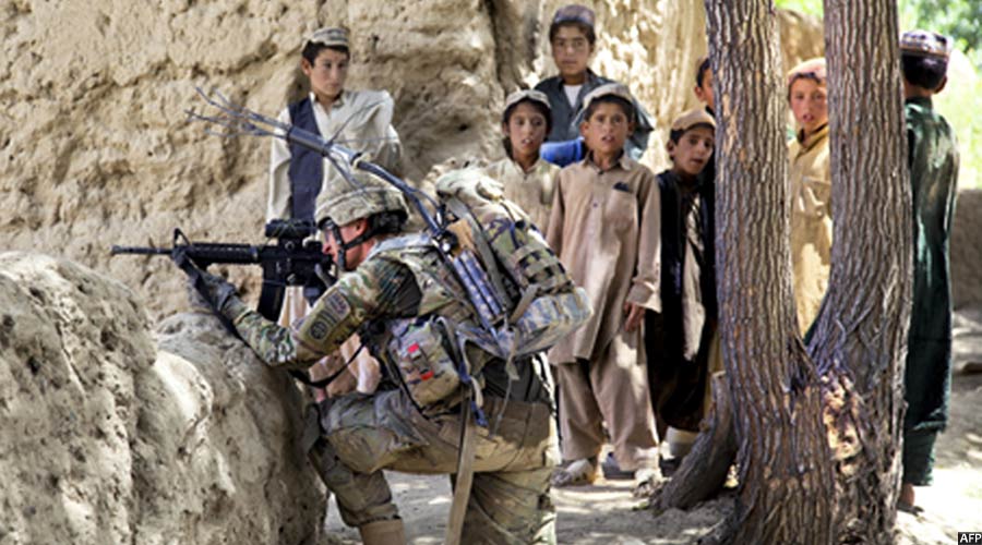 سرباز امریکایی در حال نبرد در افغانستان
