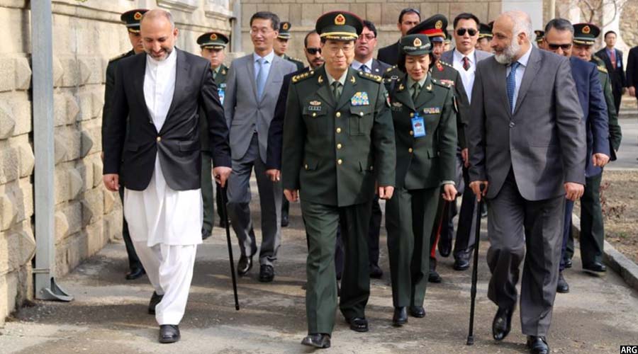 حنیف اتمر و معصوم استانکزی حین استقبال از فن فیگو، رییس ستاد ارتش چین در افغانستان 