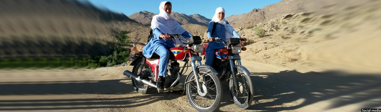 دختران دانش‌آموز جاغوری بیست کیلومتر راه مکتب را با موتورسایکل می‌پیمایند