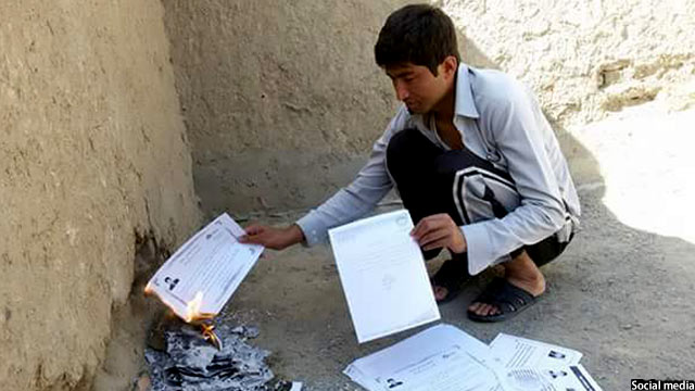 جمعه خان جوانی که اسناد تحصیلی خود را به خاطر نیافتن شغل، در آتش سوختاند