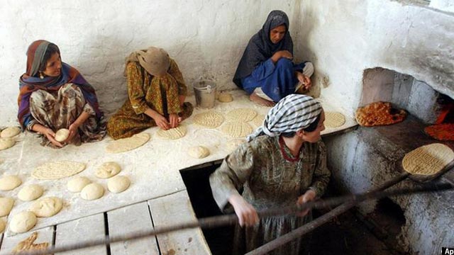 تصویری از نانوایی زنانه در یکی از کوچه های افغانستان