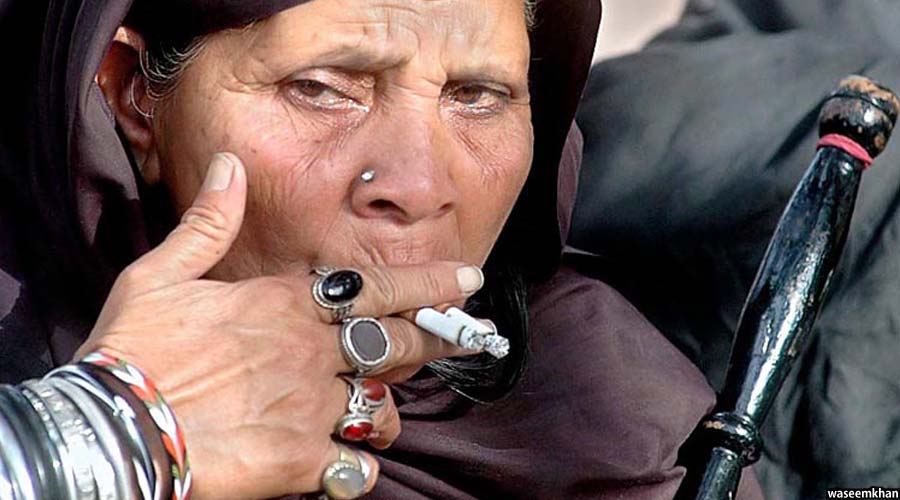 میزان استفاده سگرت در میان زنان افغان نیز رو به افزایش است