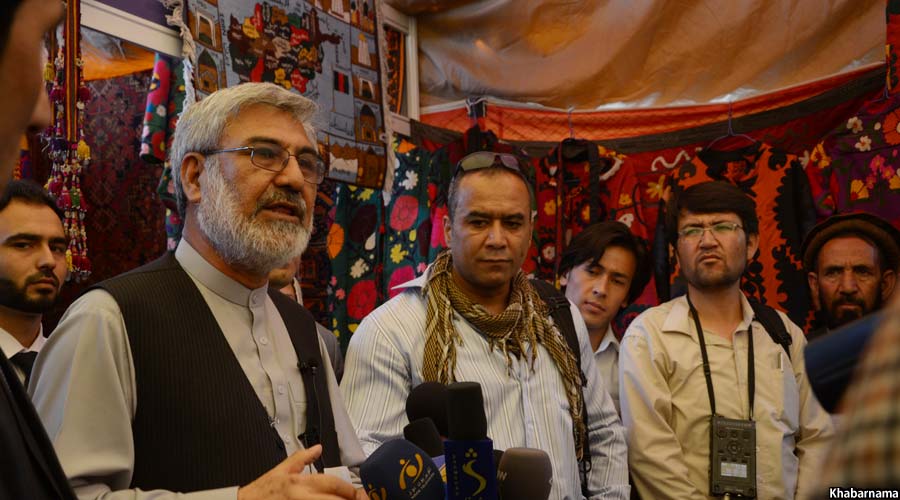 وزیر احیا و انکشاف دهات افغانستان حین بازدید از این نمایشگاه