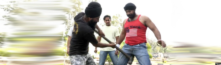 مرد آهنین هندی که می‌تواند ده بار ضربه‌خوردن با پتک بر بیضه‌اش را تحمل کند
