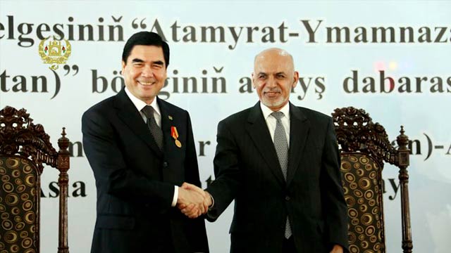 رییس جمهور غنی به رییس جمهور ازبکستان مدال وزیر محمد اکبرخان را اهدا کرد