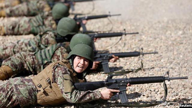 یکی از این دختران در جریان تمرین تیراندازی در مرکز آموزش نظامی کابل