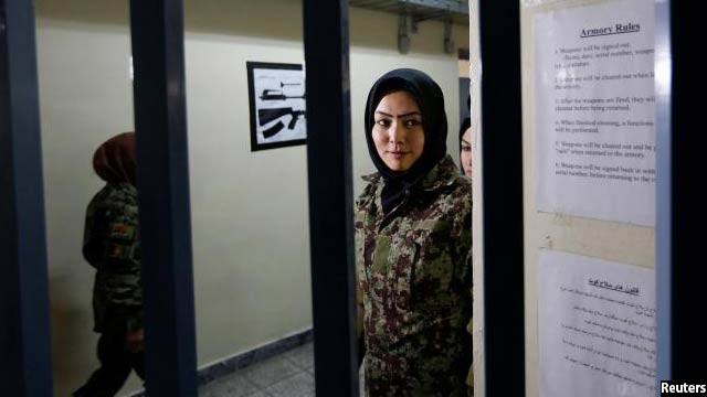 فاطمه زهرا اکبری در انتظار دریافت اسلحه برای تمرین تیر اندازی