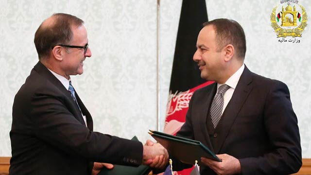 اکلیل حکیمی، وزیر مالیه افغانستان همراه با تام پنیلا، رییس بانک انکشاف آسیایی در افغانستان، در جریان امضای موافقت نامه