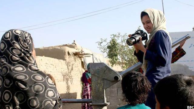 زنان خبرنگار در افغانستان هم در داخل سازمان رسانه‌ای و هم در بیرن از فضای کار مورد خشو.نت قرار می‌گیرند