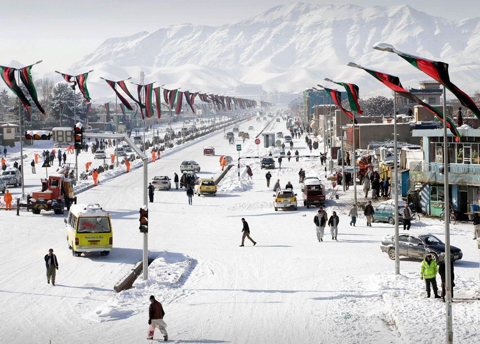 نمایی از جاده‌ی دارالامان در غرب کابل که توسط برف پوشیده شده بود / عکس: ای پی