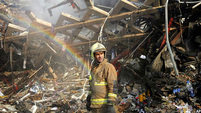 رنگین کمانی که بر اثر بخار آتش نشانی در جریان آواربرداری تشکیل شده است. این تصویر از خرابه ساختمان .پلاسکوی ایران گرفته شده است